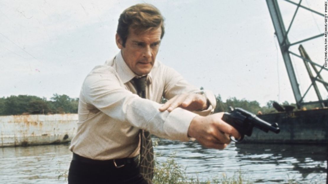 Roger Moore rodando su primera película de James Bond, "Live and Let Die", en 1973.