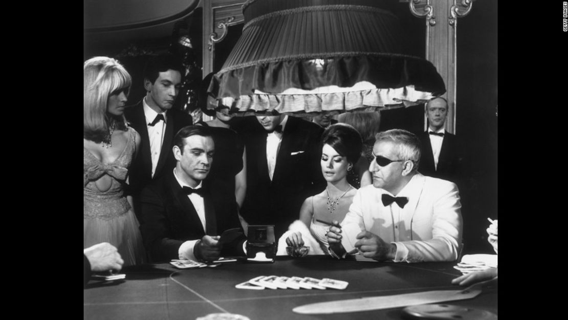 Una escena de la película de James Bond "Thunderball" con Sean Connery, Claudine Auger, como Domino Derval, y Adolfo Celi interpretando a Emilio Largo.