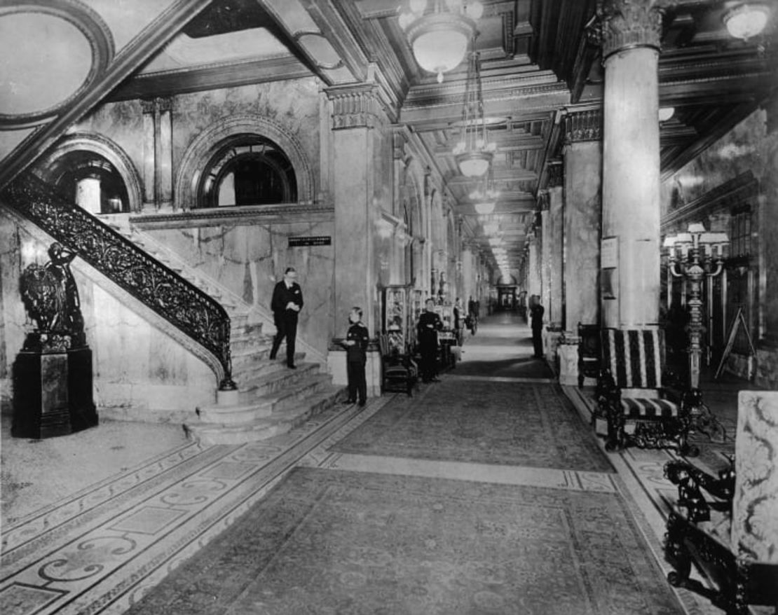 El “Peacock Alley” durante la década de 1910. El pasillo, que conectaba los dos edificios originales, era un lugar para que los invitados de moda lucieran sus atuendos para la noche. Crédito: FPG/Getty Images