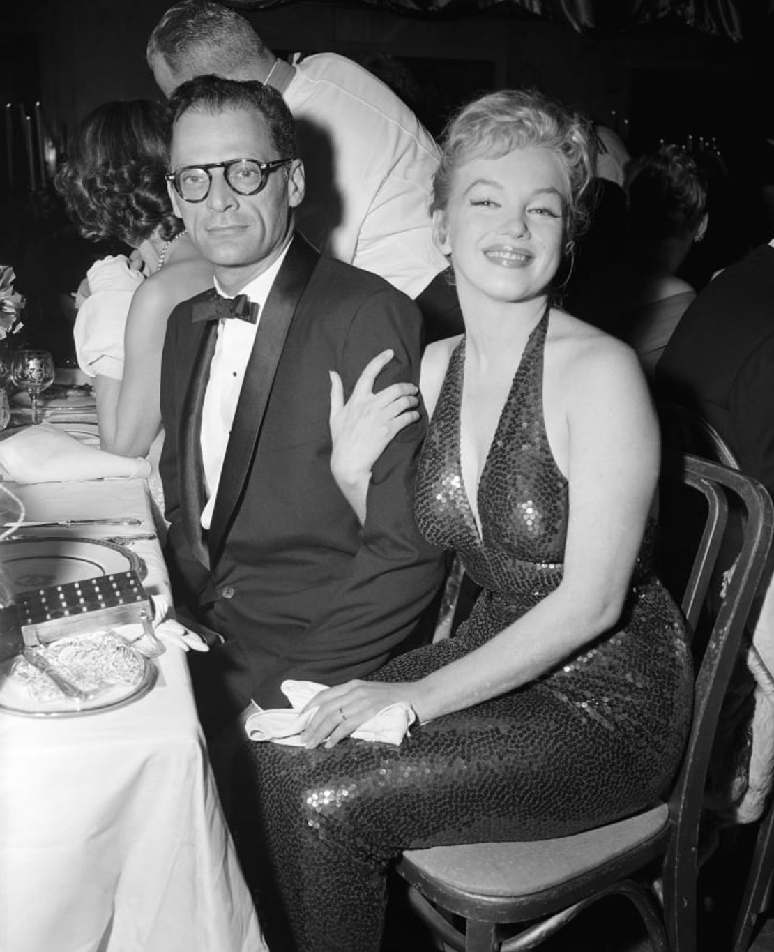 La actriz Marilyn Monroe y el dramaturgo Arthur Miller en el longevo Paris Ball. Monroe vivió en el Waldorf Astoria durante un año en 1955. Crédito: Bettmann Archive/Getty Images