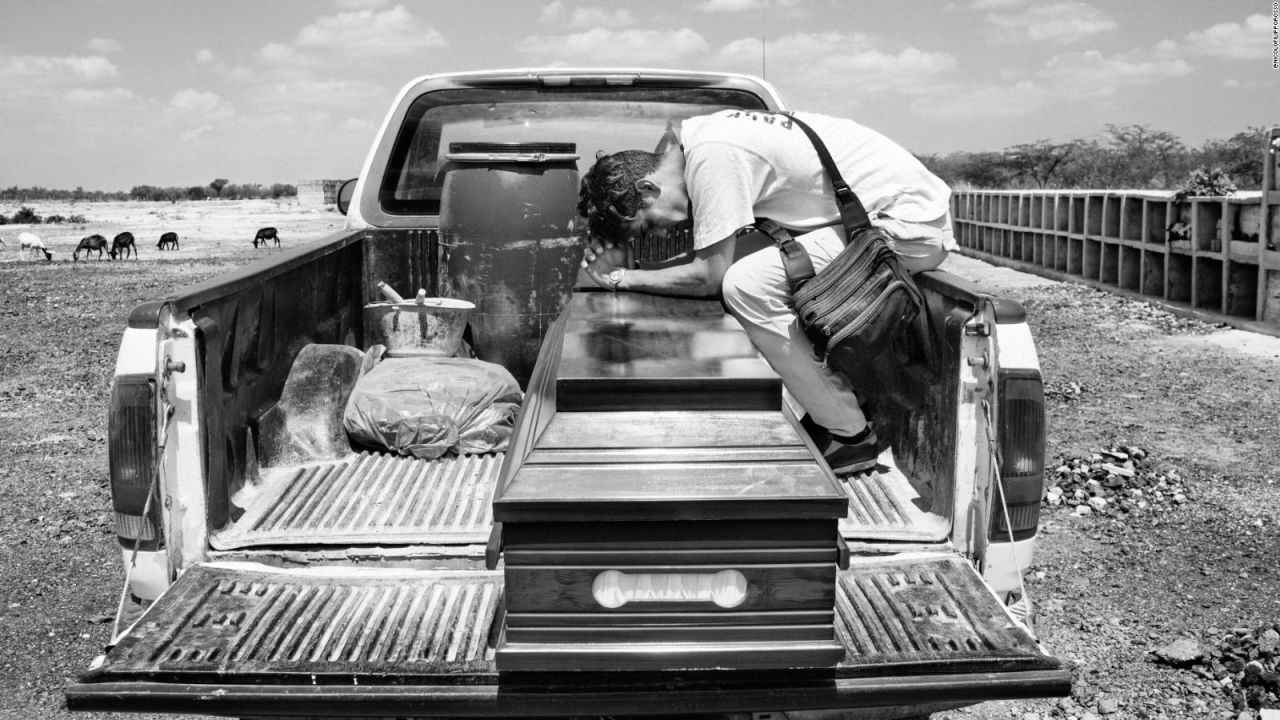 CNNE 1080072 - la muerte de un migrante bajo el lente de un fotografo