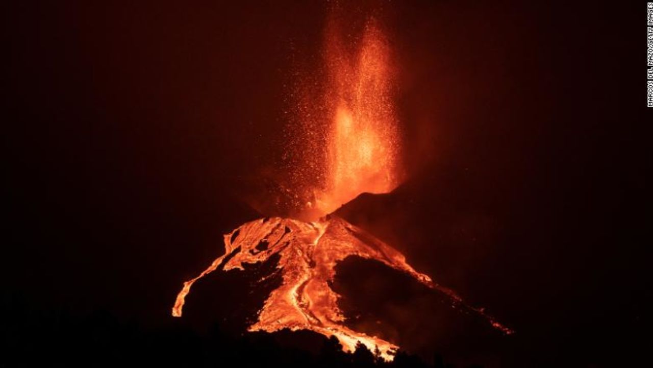 Lava fluye después de que parte del cono del volcán Cumbre Vieja se derrumbara el 10 de octubre en La Palma.