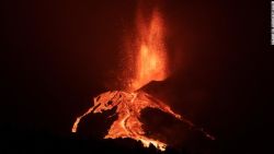 Lava fluye después de que parte del cono del volcán Cumbre Vieja se derrumbara el 10 de octubre en La Palma.