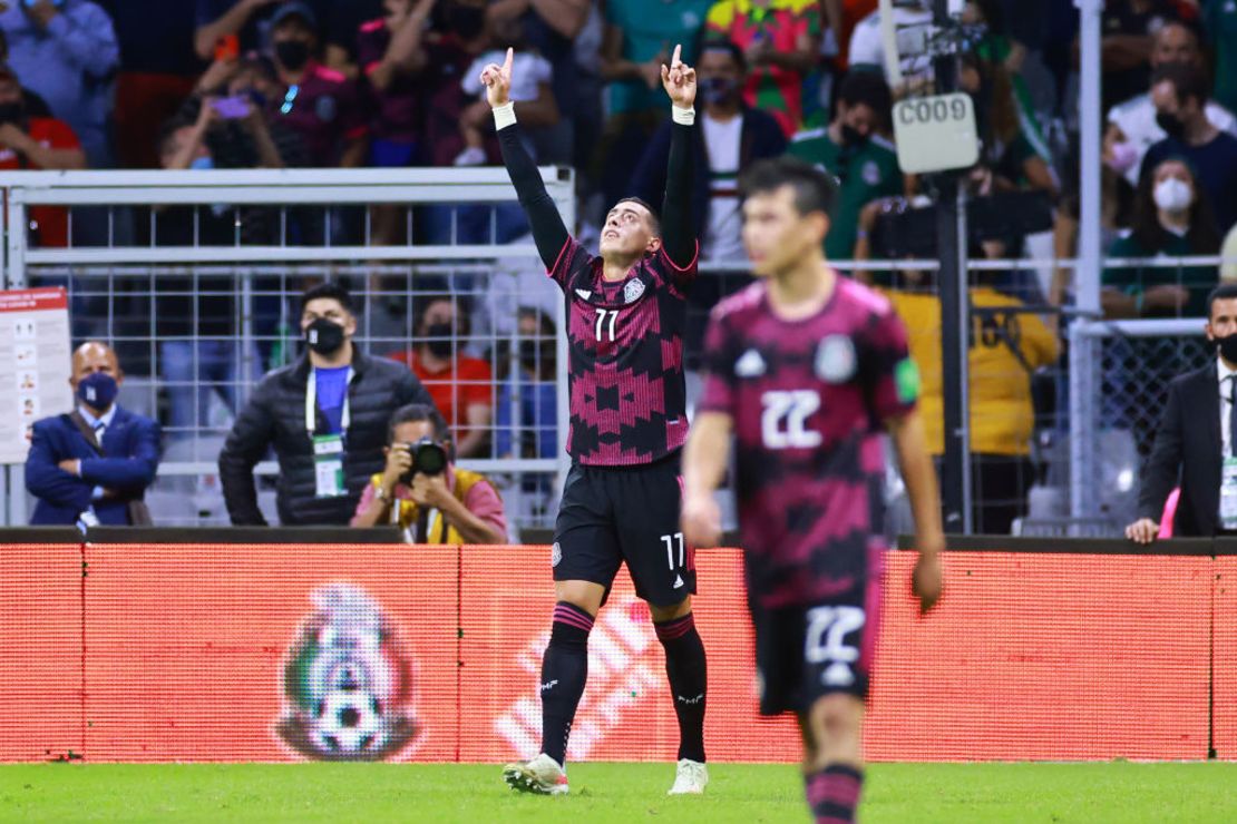 Rogelio Funes Mori en su debut con México en 2021. Crédito: Hector Vivas/Getty Images