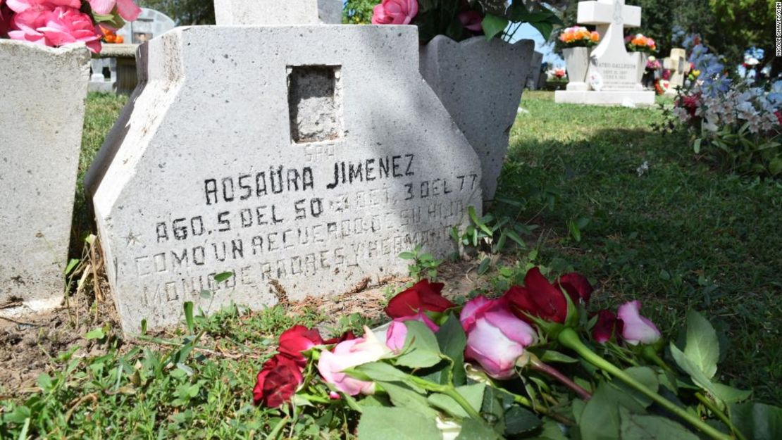 Alrededor de una docena de rosas reposan sobre la tumba de Rosie Jiménez en el histórico cementerio de La Piedad, en McAllen, Texas, el 2 de octubre.