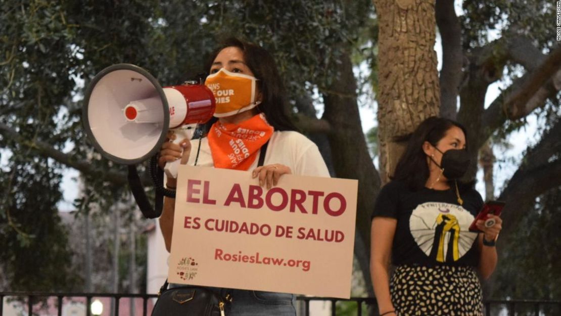 Ana Rodríguez habla sobre Rosie Jiménez durante un mitin celebrado el 2 de octubre en McAllen, Texas. Es directora de campañas del Texas Equal Access Fund y del Lilith Fund for Reproductive Equity.