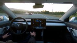 CNNE 1080776 - tesla ofrece software de "conduccion autonoma completa"