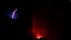 CNNE 1080822 - un rayo y la lava, imagenes del volcan en la palma