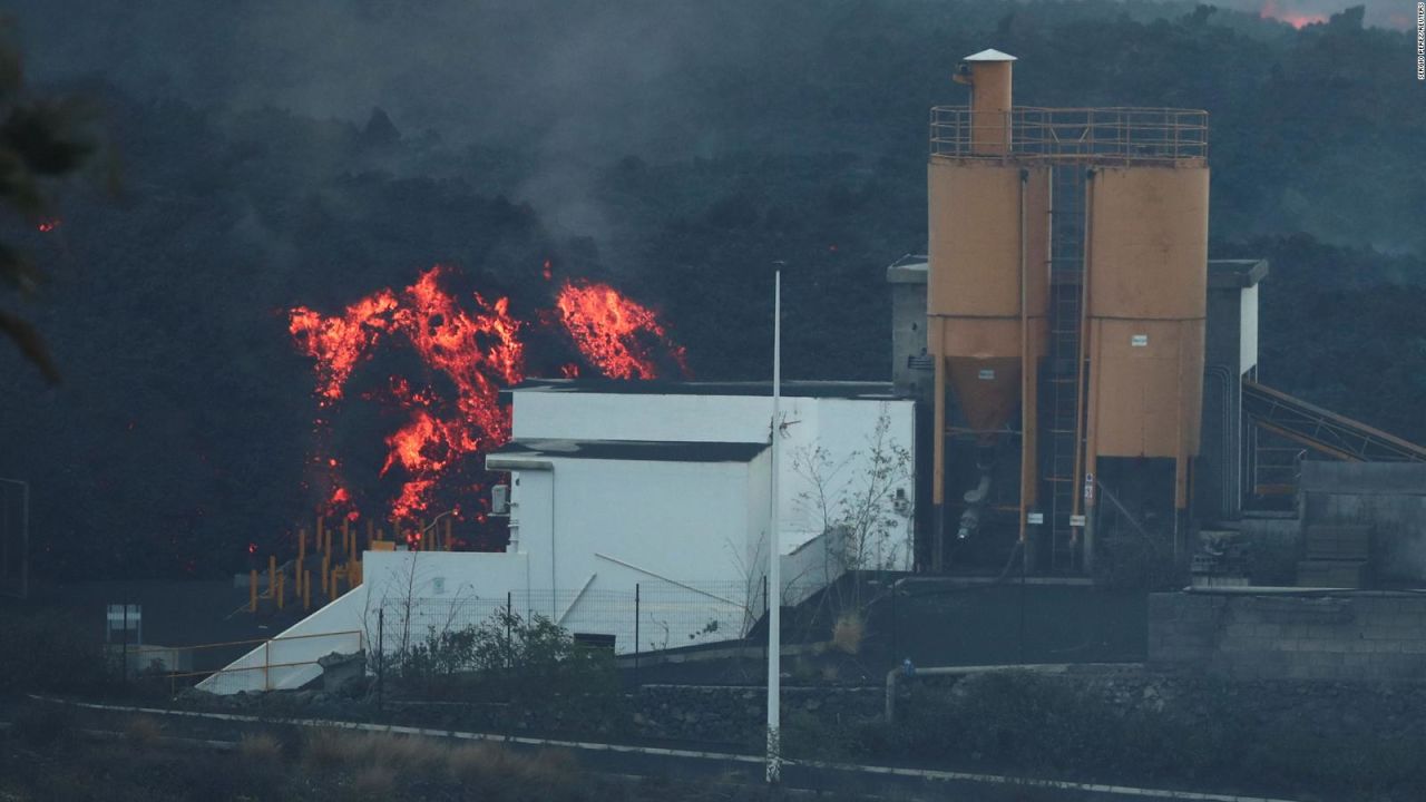 CNNE 1081010 - incendio en cementera obliga a confinar a 2-500 personas