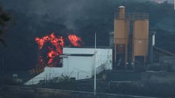 CNNE 1081010 - incendio en cementera obliga a confinar a 2-500 personas