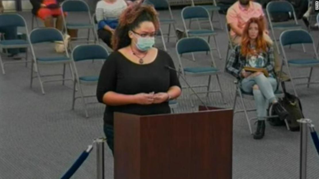 Nicole Sperry combatiendo la desinformación de covid en una reunión del Consejo Escolar Público de Chesapeake el lunes 12 de octubre de 2021, un día después de enterrar a su hija, que falleció a causa del covid.