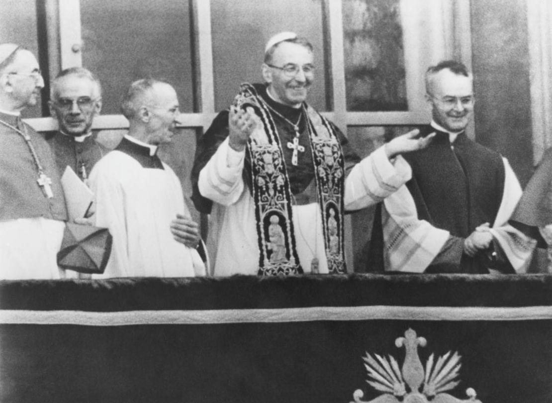 El Papa Juan Pablo I (1912 - 1978) saluda a la multitud reunida en la Plaza de San Pedro tras su primera bendición, el 27 de agosto de 1978. Murió un mes después y su reinado duró sólo 33 días.