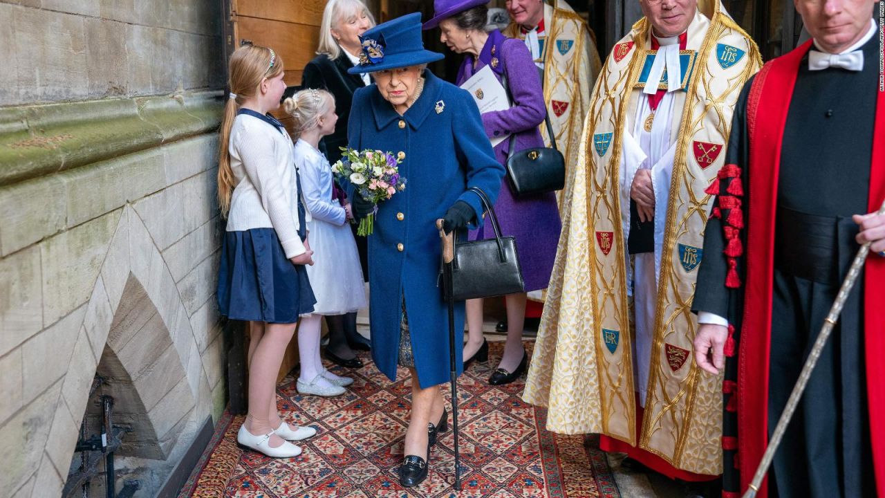 CNNE 1082055 - la reina isabel usa un baston en publico por primera vez