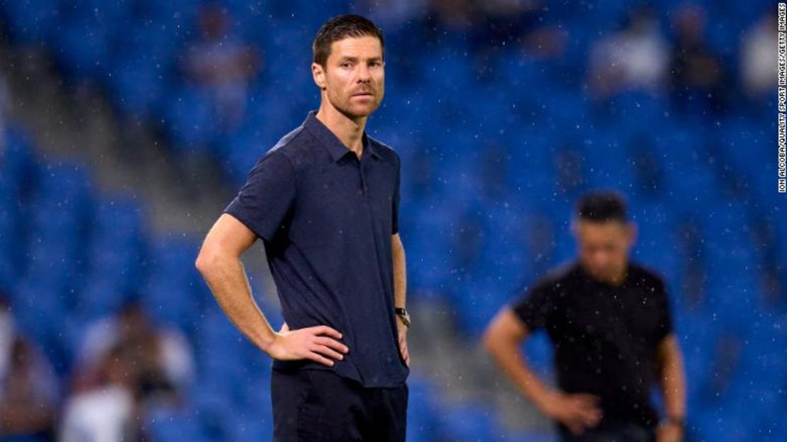 El entrenador de la Real Sociedad B, Xabi Alonso, observa durante el partido de La Liga SmartBank contra la SD Huesca.