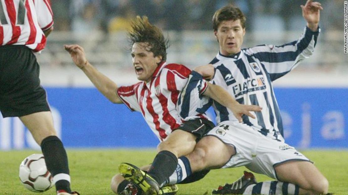 Alonso comenzó su carrera como jugador en la Real Sociedad. En la foto, Alonso (derecha) compite con Carlos Gurpegui (izquierda), del Athletic de Bilbao, durante un derbi de 2004.