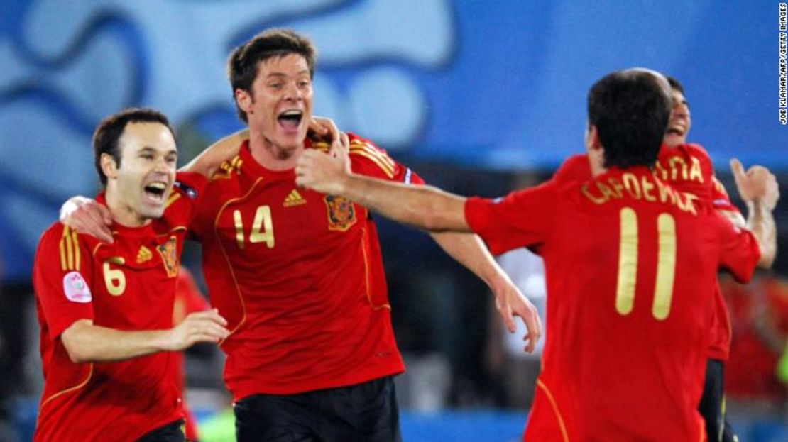 Andrés Iniesta, Alonso y el defensa Joan Capdevila celebran tras ganar la Eurocopa 2008.