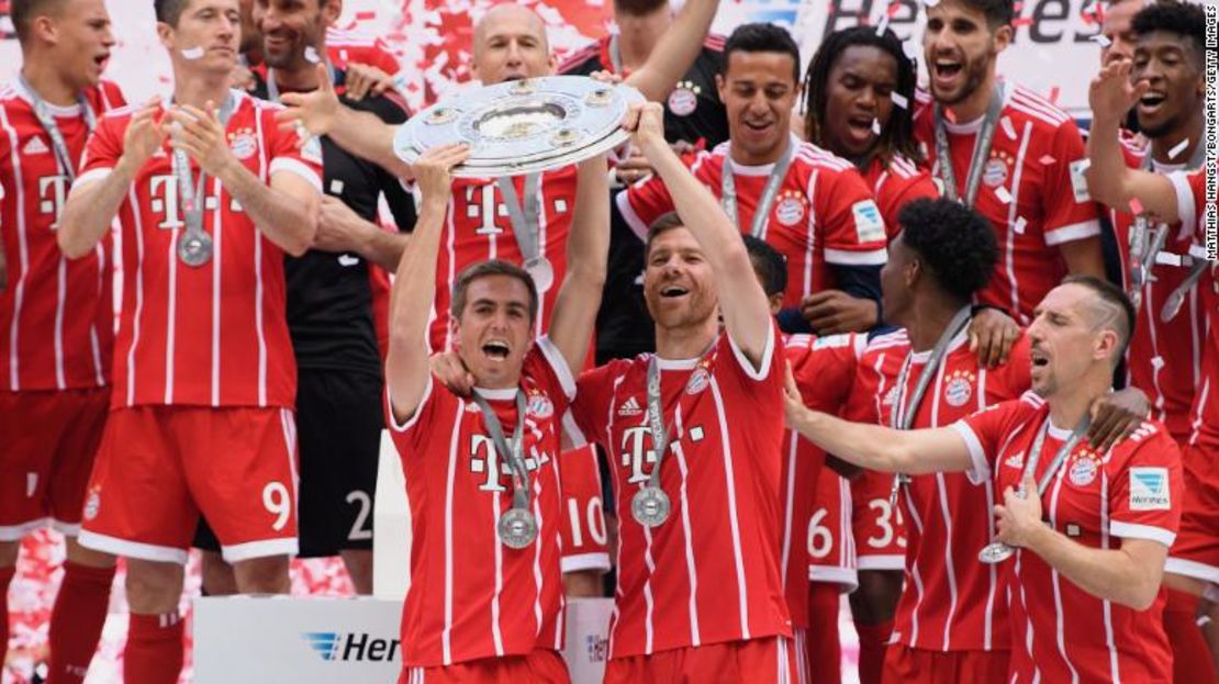 Philipp Lahm y Xabi Alonso celebran la obtención de la Bundesliga en mayo de 2017.