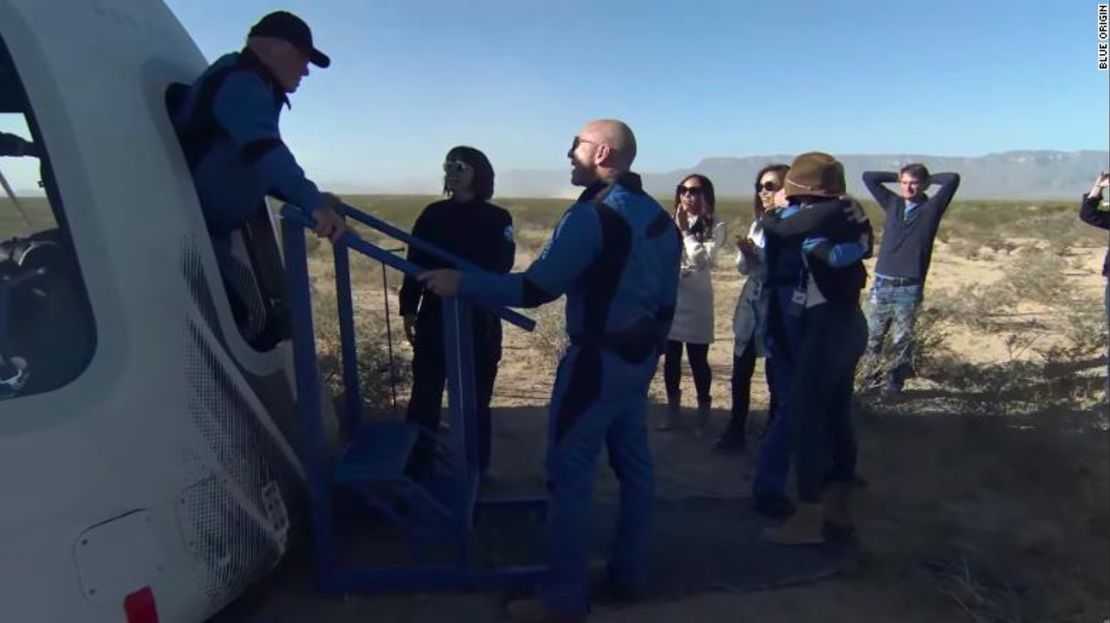 El actor William Shatner es recibido por el CEO de Blue Origin, Jeff Bezos, tras salir de la cápsula espacial.