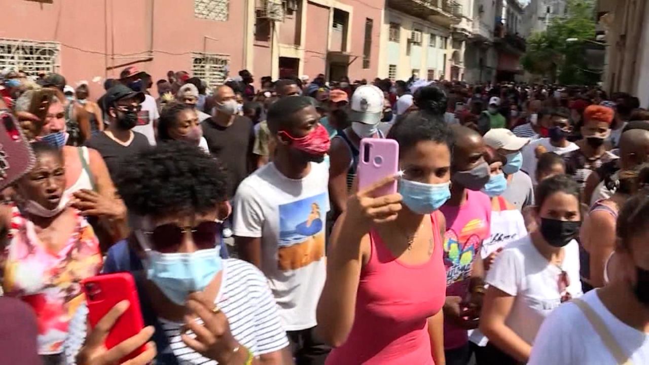 CNNE 1082346 - lider social cuenta lo dificil de manifestarse en cuba