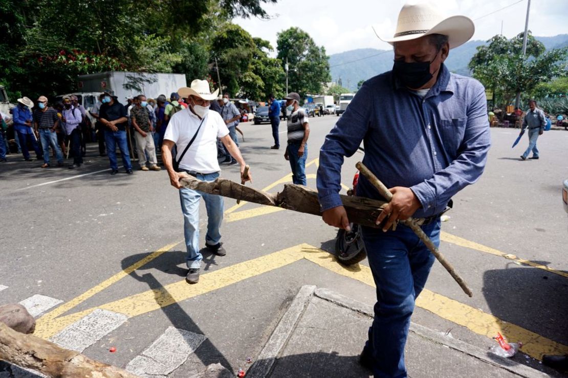 Veteranos militares bloquean una carretera en El Boqueron, Cuilapa,el 13 de octubre de 2021.