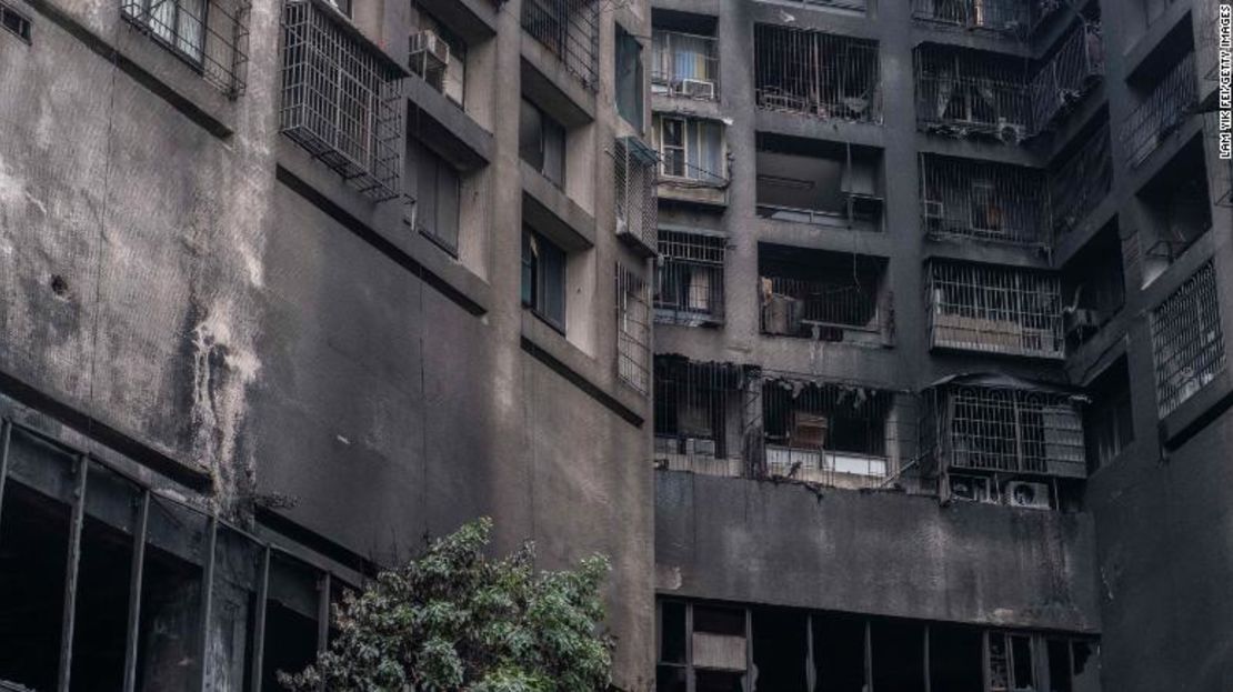 Las paredes exteriores de un edificio residencial están carbonizadas a raíz de un incendio el 14 de octubre en Kaohsiung, Taiwán.