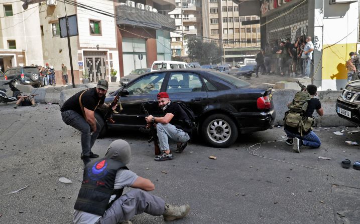 Combatientes de los movimientos Hezbollah y Amal son vistos durante los enfrentamientos en Beirut.