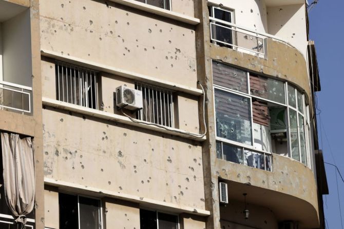 Una imagen muestra un edificio acribillado durante los enfrentamientos.