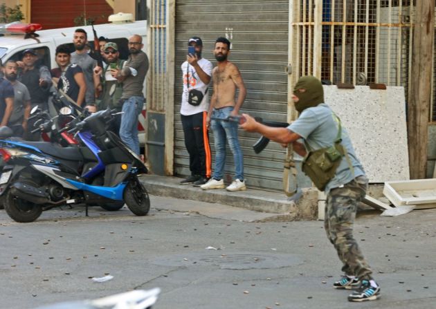 Un combatiente chiita apunta durante los enfrentamientos.