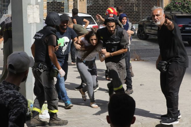 Los médicos evacuan a los residentes después de que estallaran feroces combates cerca del Palacio de Justicia en Beirut.