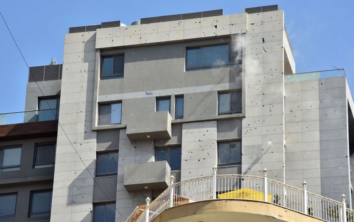 Los agujeros de bala en el frente de un edificio en medio de enfrentamientos en la zona de Tayouneh.