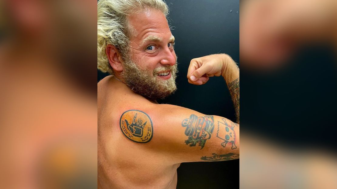 En agosto, Hill dio a conocer un nuevo tatuaje que celebra su dedicación a la positividad corporal y el amor propio.