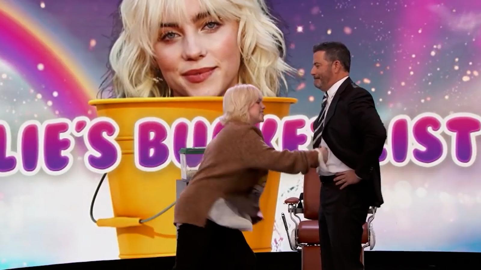 Billie Eilish tenía pendiente golpear a Jimmy Kimmel y lo logró