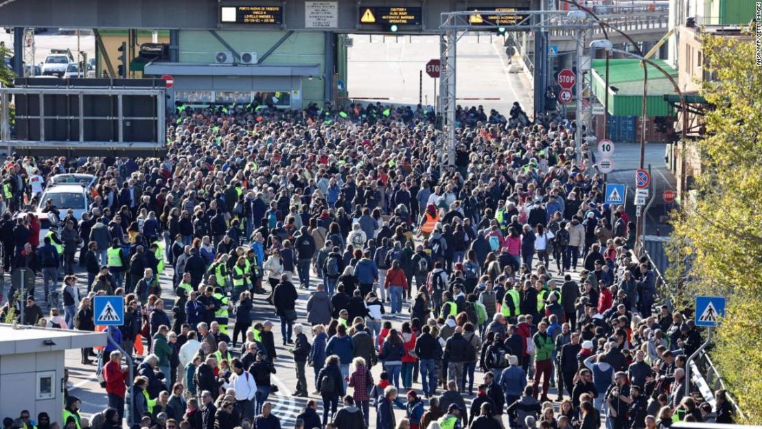 Estibadores y otros trabajadores se reúnen para protestar en el puerto de Trieste el 15 de octubre de 2021 ante la entrada en vigor del nuevo requisitosde presentación del "pase verde".