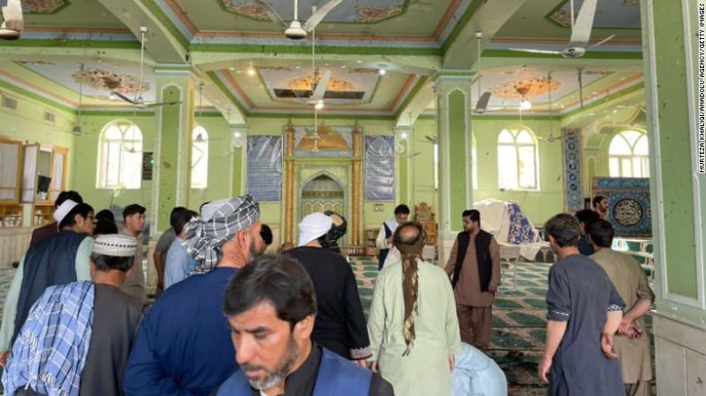 La explosión de la bomba golpeó una mezquita chiíta durante las oraciones del viernes, matando a más de 30 personas, confirmó un funcionario. Mira las impactantes imágenes que dejó la trágica explosión.