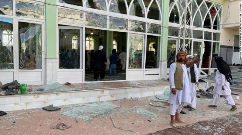 Una imagen del frente de la mezquita tras la explosión. La ONU condenó el hecho y advirtió que "los responsables deben rendir cuenta.