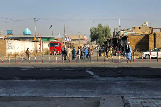 Miembros de los talibanes montan guardia cerca de la mezquita chiita en la provincia de Kandahar donde se produjo la explosión.