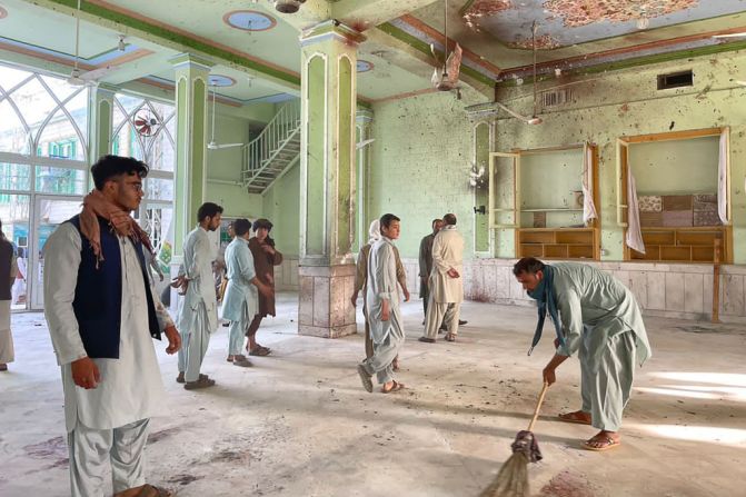 Hombres afganos inspeccionan los daños en el interior de una mezquita chiita en Kandahar.