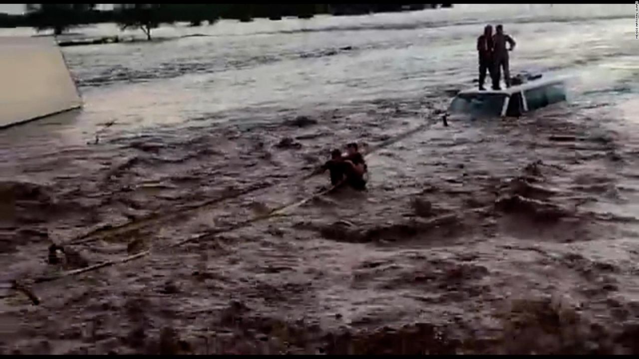 CNNE 1083615 - impresionante rescate en mexico tras tormenta pamela