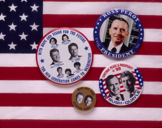 Insignias para las elecciones electorales de 1988, las insignias, colocadas sobre un fondo de barras y estrellas, presentan a los candidatos Bill Clinton y Al Gore (demócrata), George Bush y Dan Quayle (republicano) y Ross Perot. EE.UU., 1988.
