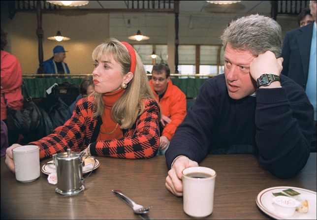 El candidato presidencial demócrata Bill Clinton en una imagen fechada el 16 de febrero de 1992 en Bedford y su esposa Hillary se relajan durante la gira de campaña.