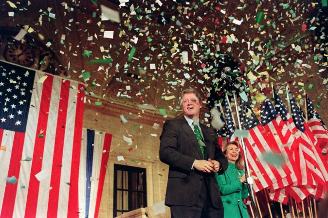 El candidato presidencial demócrata Bill Clinton reacciona con su esposa Hillary mientras el confeti reina después de ganar las primarias de Illinois, el 17 de marzo de 1992 en Chicago.