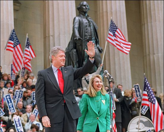 Campaña del gobernador de Arkansas Bill Clinton (L) y su esposa Hillary Rodham Clinton el 2 de abril de 1992 frente al Federal Hall en Nueva York antes de las primarias presidenciales de Nueva York el 7 de abril de 1992.