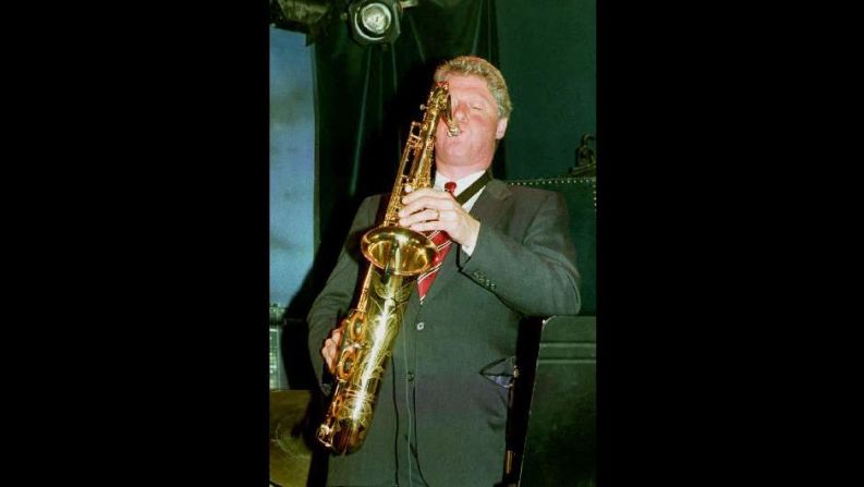 El candidato presidencial demócrata Bill Clinton toca el saxofón tenor durante una recaudación de fondos en el club nocturno de Manhattan, Tatou, el 21 de mayo de 1992 en Nueva York.