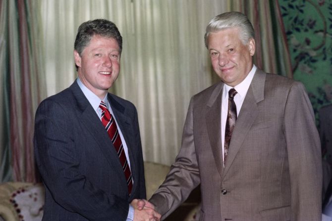 El presidente de la Federación de Rusia, Boris Yeltsin (derecha), se da la mano con el candidato presidencial demócrata de Estados Unidos y gobernador de Arkansas, Bill Clinton, el 18 de junio de 1992 en Washington.