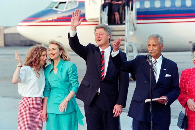 El candidato presidencial demócrata, el gobernador de Arkansas, Bill Clinton, flanqueado por su esposa Hillary y su hija Chelsea, y el alcalde de la ciudad de Nueva York, David Dinkins, en el aeropuerto de La Guardia en Nueva York el 11 de julio de 1992 para la Convención Nacional Demócrata programada para comenzar el 13 de julio.
