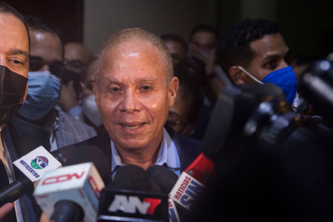 El empresario dominicano Ángel Rondón habla con la prensa después de entender una audiencia como parte de su juicio por corrupción en Santo Domingo, República Dominicana, el 14 de octubre de 2021.