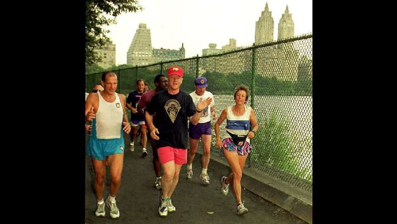 El entonces gobernador de Arkansas, Bill Clinton, saluda a los fotógrafos mientras sale a correr en el Central Park de Nueva York, el 13 de julio de 1992.