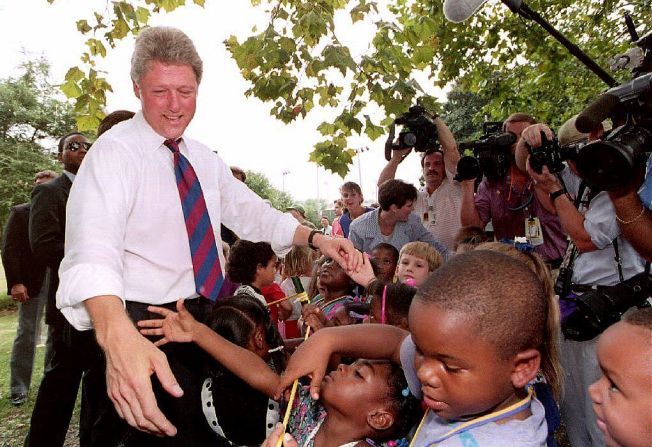 El candidato presidencial demócrata estadounidense Bill Clinton saluda a los niños de la Escuela Magnet Alexander II el 01 de septiembre de 1992 después de un mitin con personas de la tercera edad.