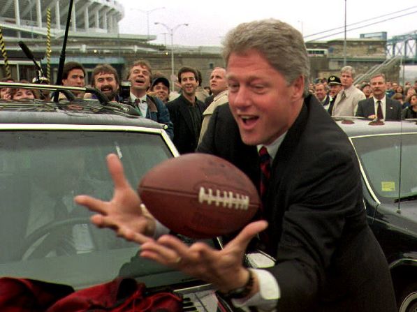 El candidato presidencial demócrata Bill Clinton atrapa una pelota de fútbol el 01 de noviembre de 1992 durante un mitin del partido en el Riverfront Stadium de Cincinnati, OH.