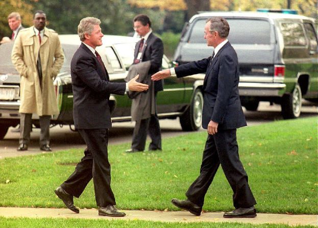 El presidente de Estados Unidos, George Bush, saluda al presidente electo Bill Clinton el 18 de noviembre de 1992 cuando llega para su primera visita postelectoral a la Casa Blanca.